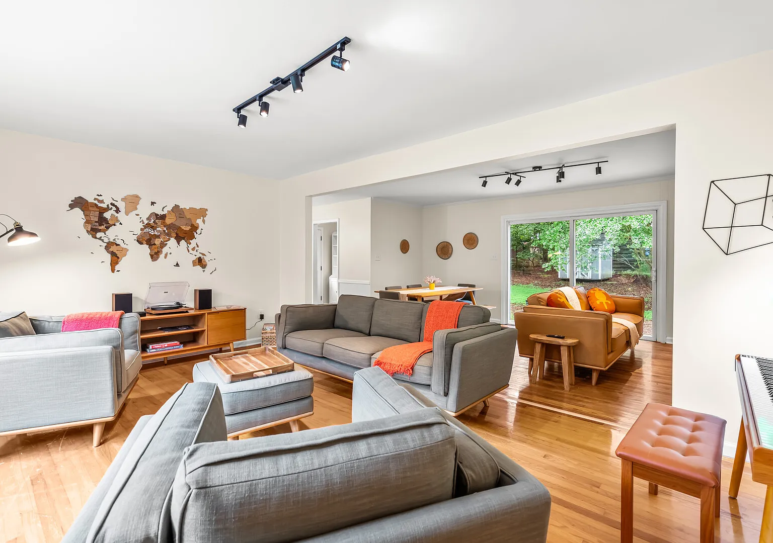 4BD/ Fenced-in Backyard, Close to Chapel Hill/UNC — Photo 4
