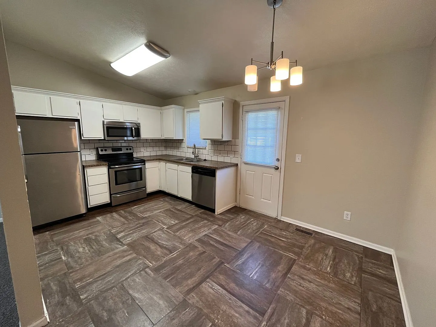 4 Bedroom 2 bath Ranch Home, with two stall garage, finished basement, in NW Lincoln. — Photo 3