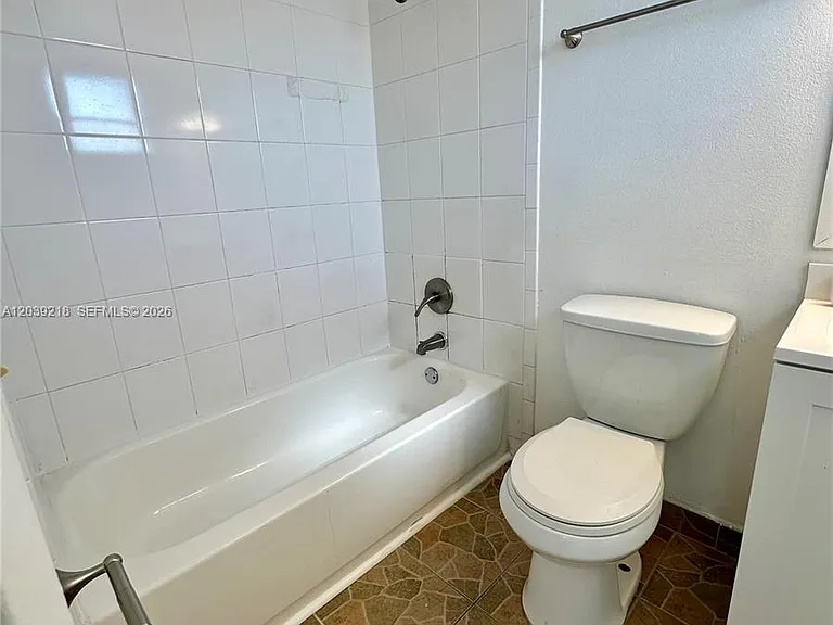 101 NE 41st St #G117 — Photo 6