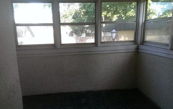 3rd image of 644 Lowry Ave NE