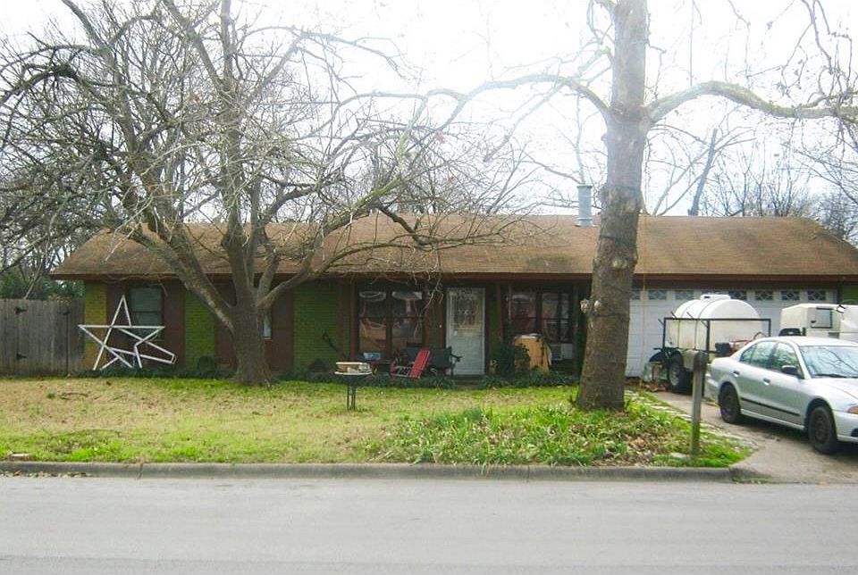 1st image of 3215 Whites Dr