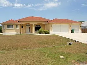1221 SE Navajo Ln
