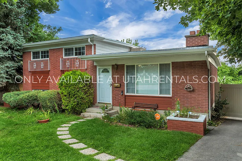4 bed, 2.0 bath, 1750 sqft, $3,075 — Photo 2