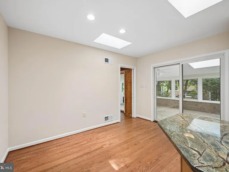 7016 Hopewood St — Photo 25
