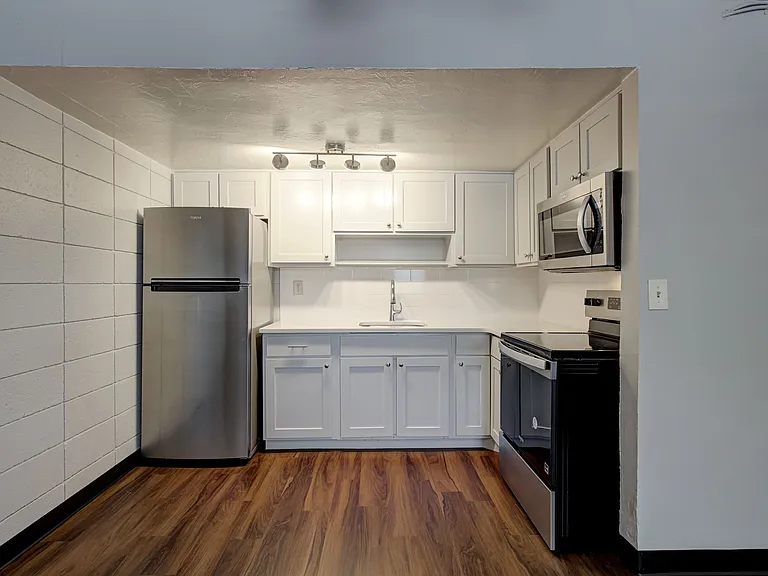 1325 W Lindsey St — Photo 36