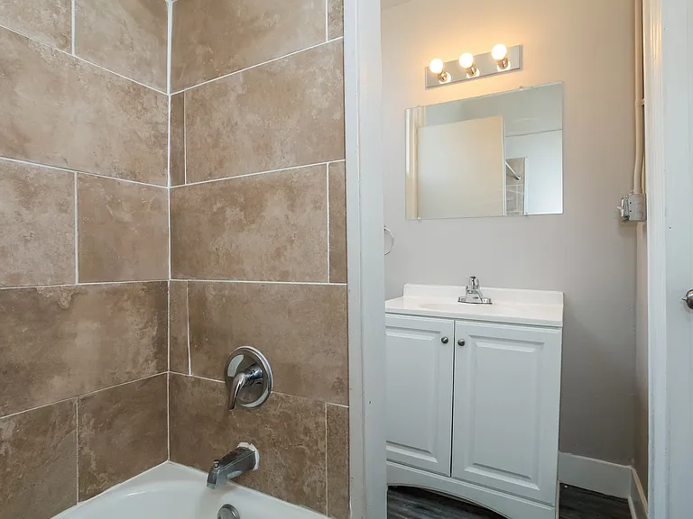 721886_024_main_bathroom_13495711.jpg