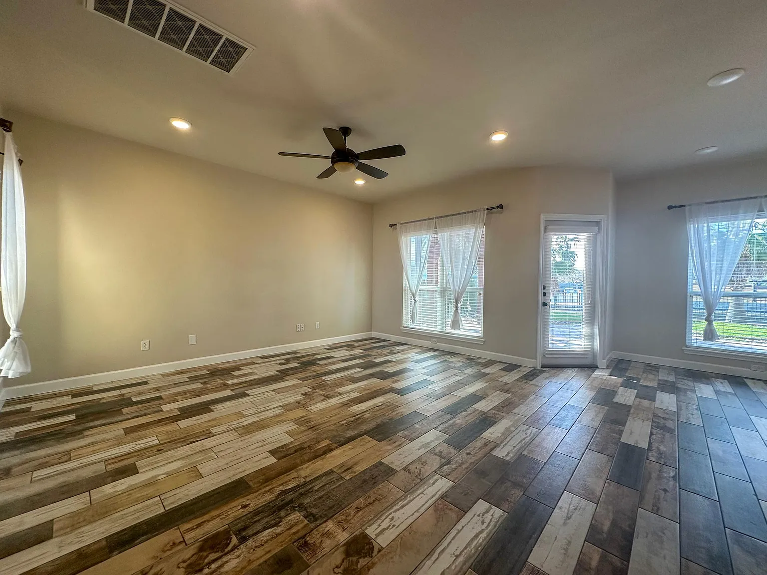 2 bed, 2.5 bath, 1250 sqft, $2,500 — Photo 4