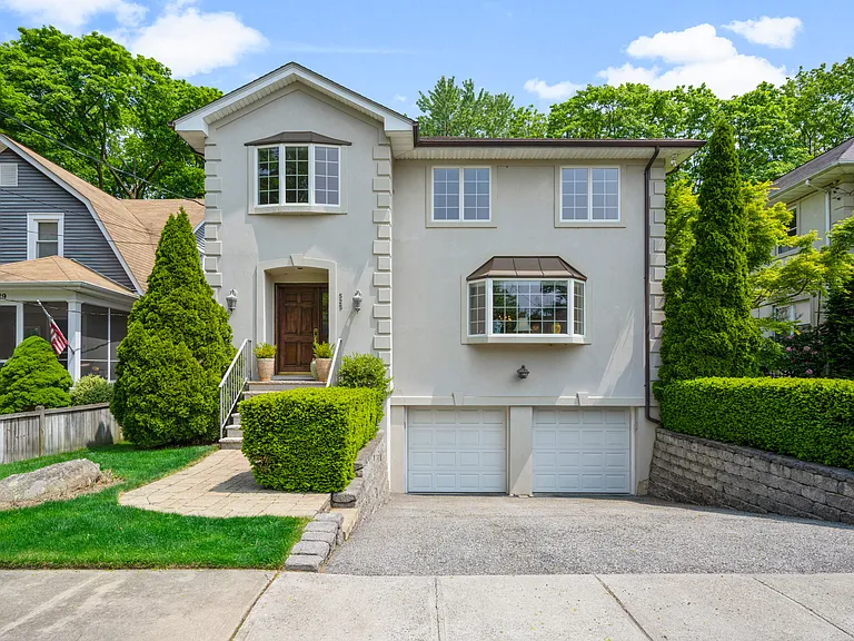 525 Carroll Ave — Photo 1