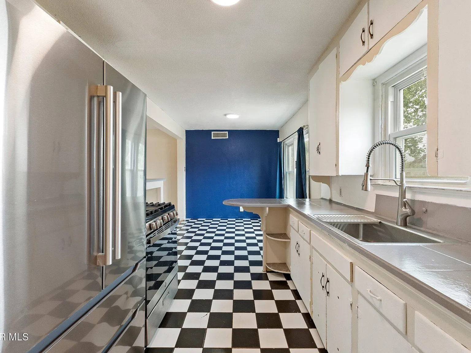 3 bed, 2.0 bath, 1311 sqft, $1,450 — Photo 2