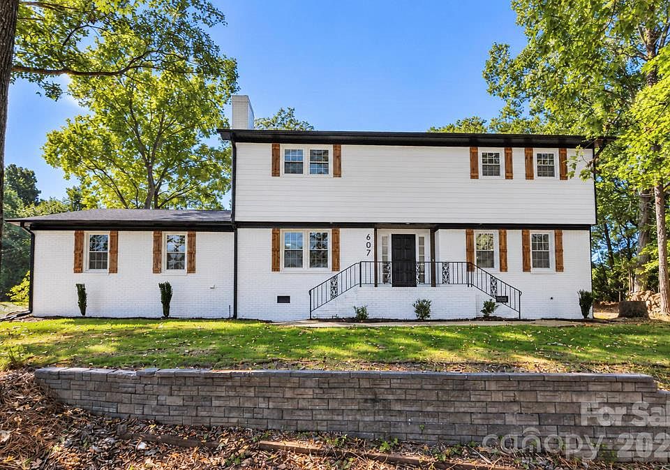 1st image of 607 Willow Ln