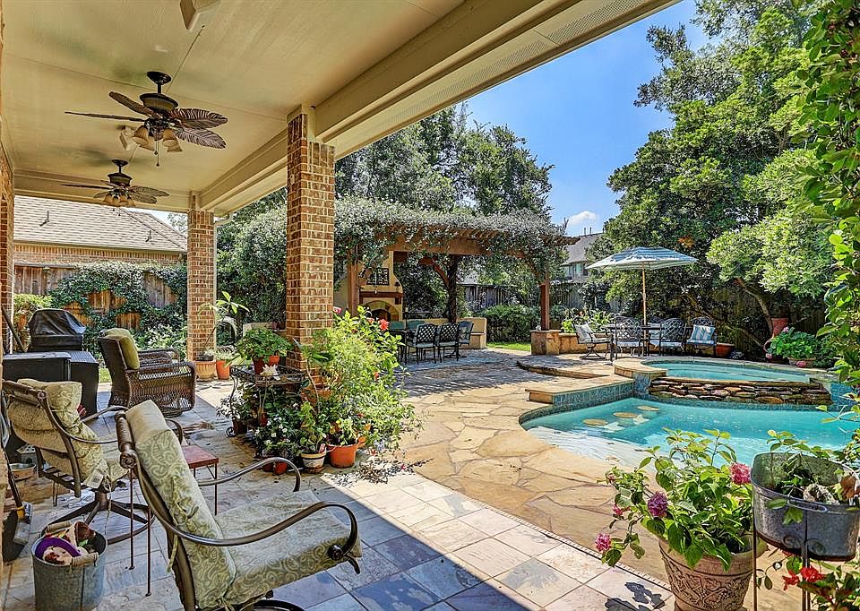 Welcome to the backyard oasis at 31 Chesham Mews - shouts pride of ownership.
