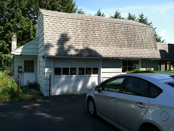 Apartment entry/Garage