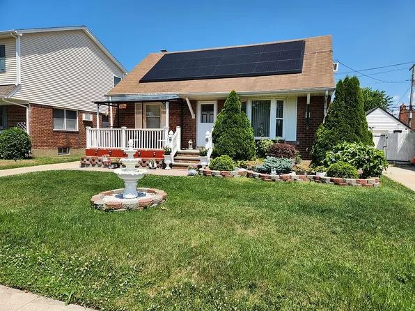 41 McAlester Ave, Hicksville, NY 11801