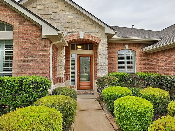 This home has great curb appeal with mature landscaping, a brick & stone exterior and a leaded glass front door!