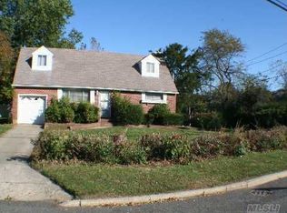 231 Brook St, Oakdale, NY 11769