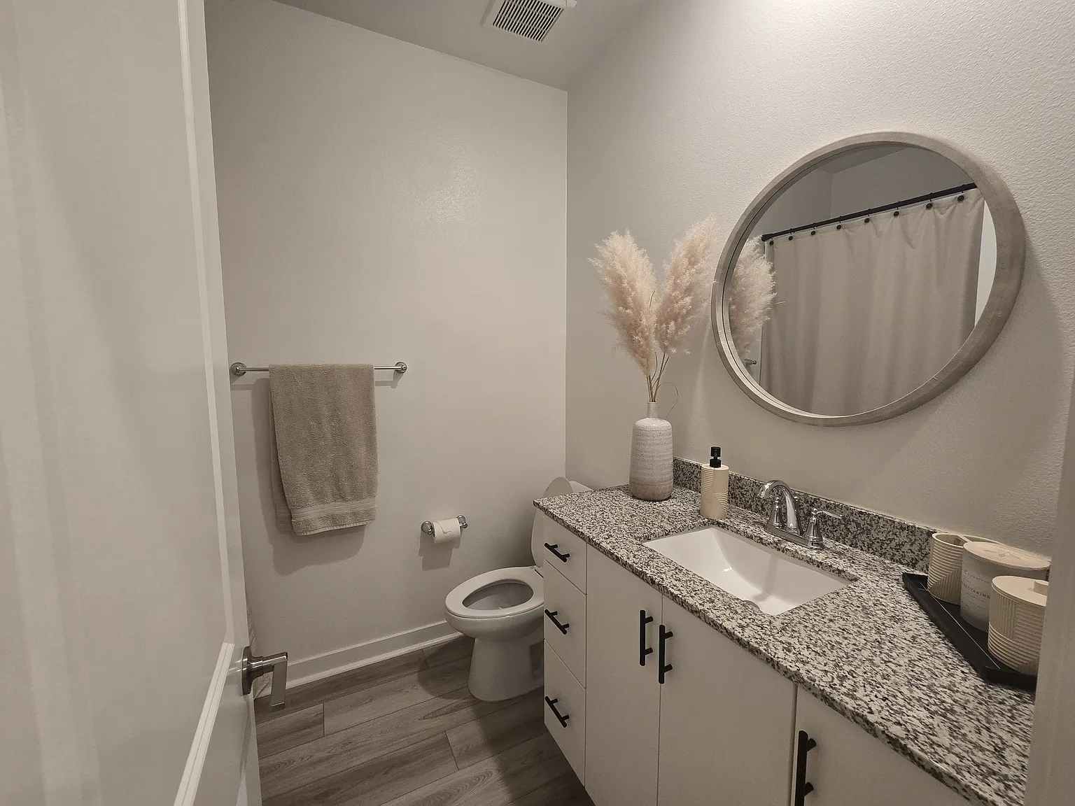 4 bed, 2341 sqft, $4,790 — Photo 3