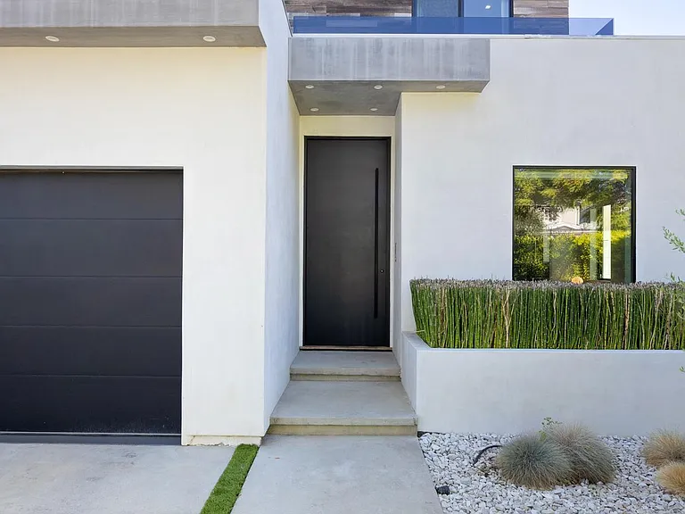 Take in the serene views of the Hollywood Hills from the bedroom
Neighbourhood surrounded with greenery and calm
