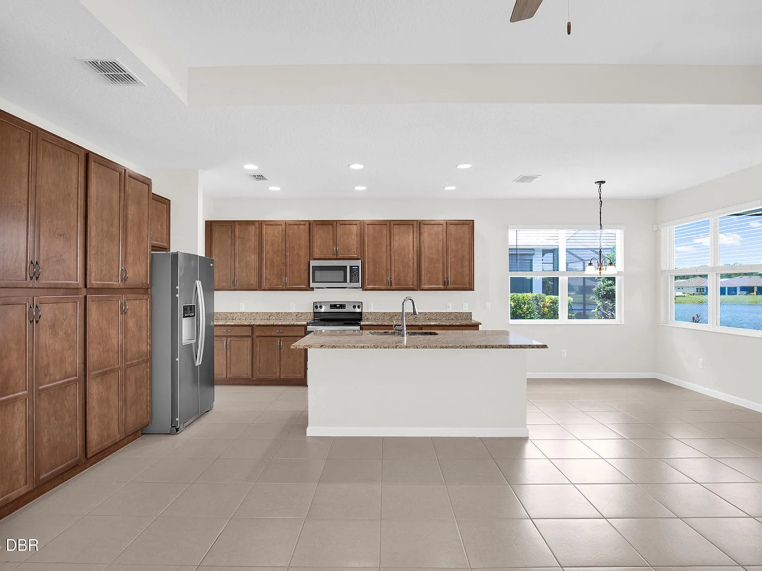 3 bed, 2.0 bath, 1922 sqft, $3,000 — Photo 4