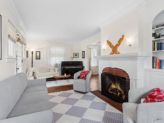2nd image of 87 Islip Avenue