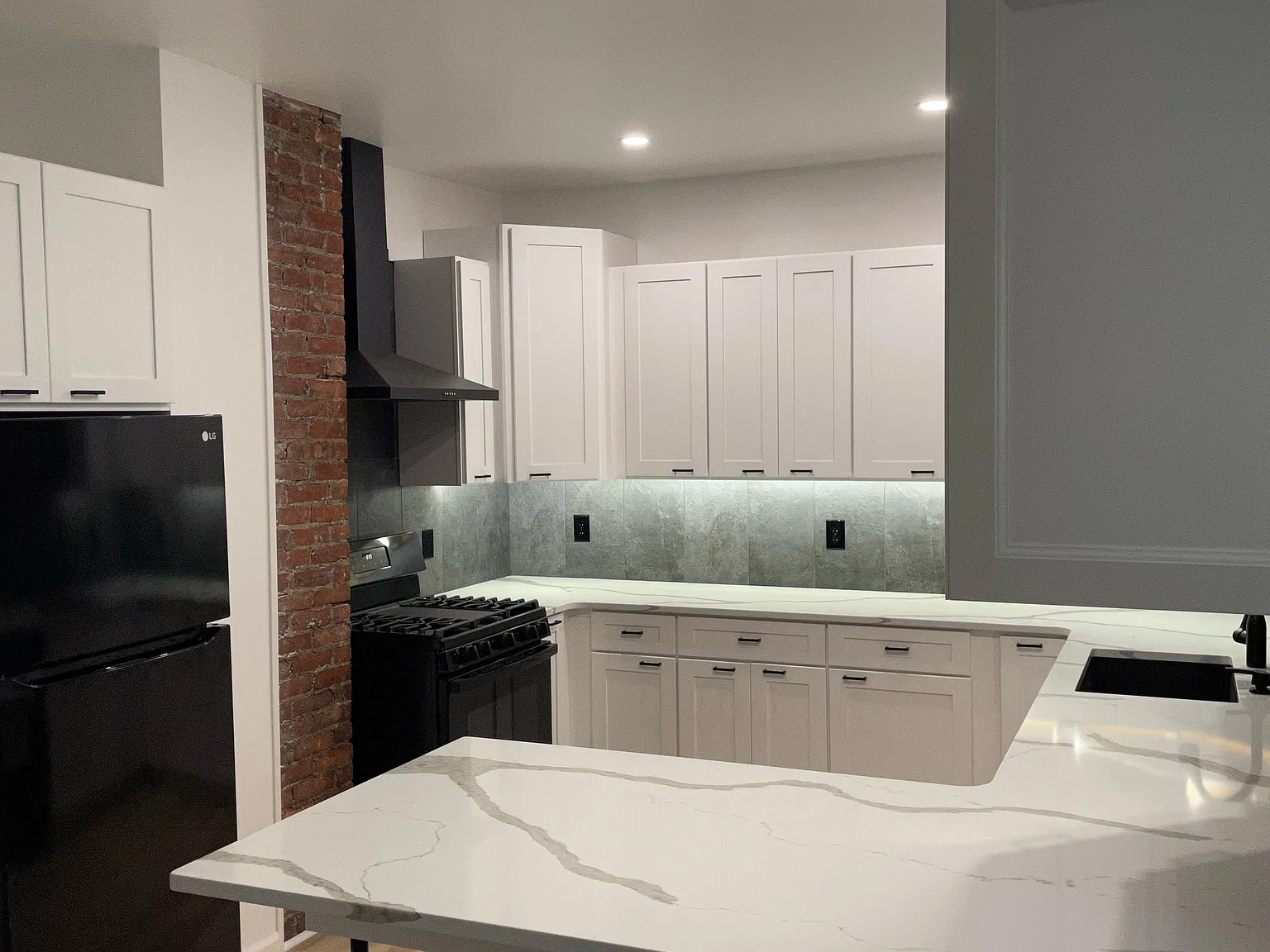6 bed, 2900 sqft, $3,000 — Photo 2