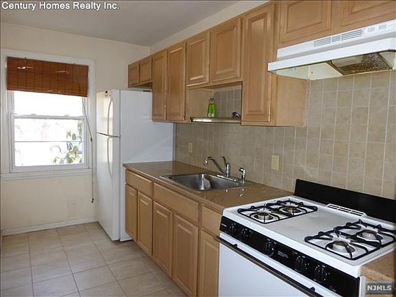 3rd image of 25-24 High St APT C