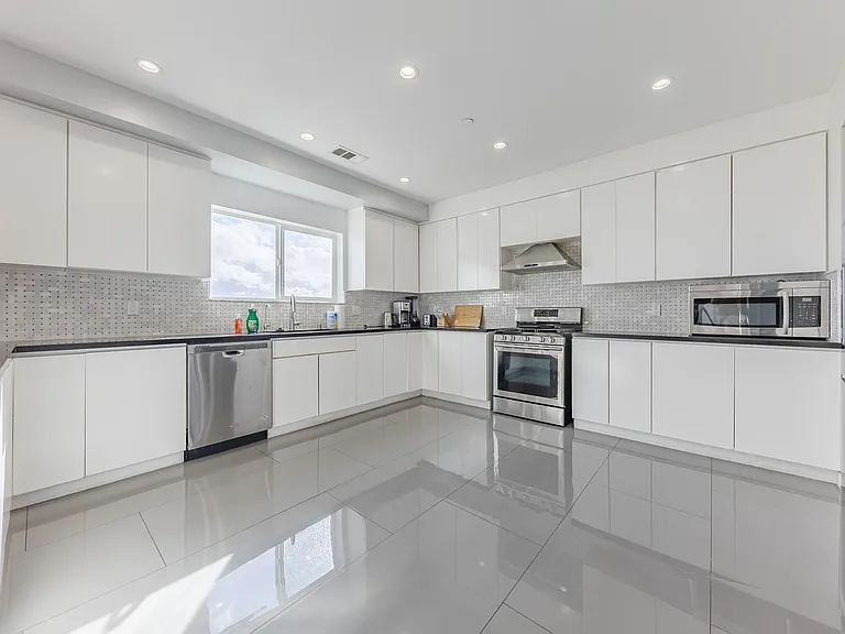 4240 Barrett Rd — Photo 35