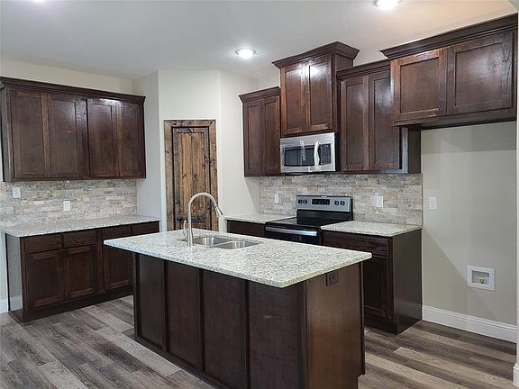 4th image of 701 E Jefferson Ave