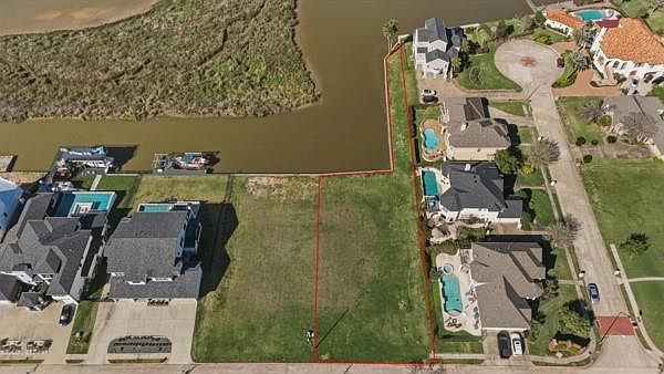 1st image of 923 Davis Rd