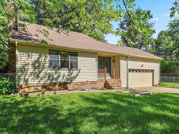 3rd image of 155 Woodlawn Ct