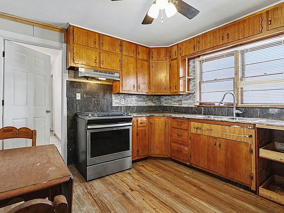 4th image of 606 Hoyt St