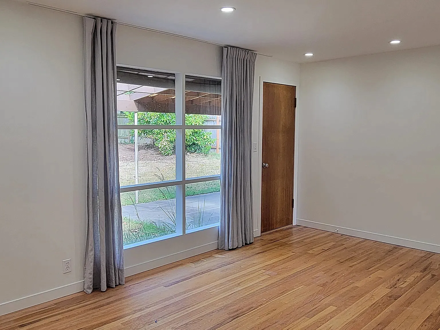 3 bed, 1060 sqft, $3,000 — Photo 3