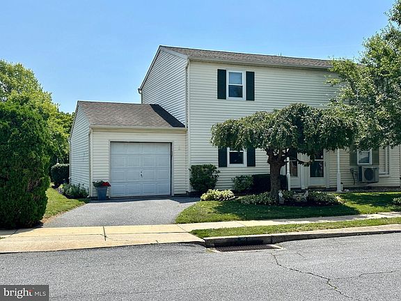 3rd image of 6 Natalie Ln
