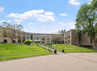 1850 Eagle Ridge Dr #E201, Mendota Heights, MN 55118