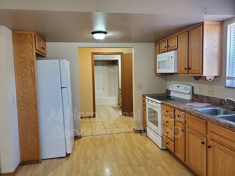 625 W Meadowview Dr #4 — Photo 2