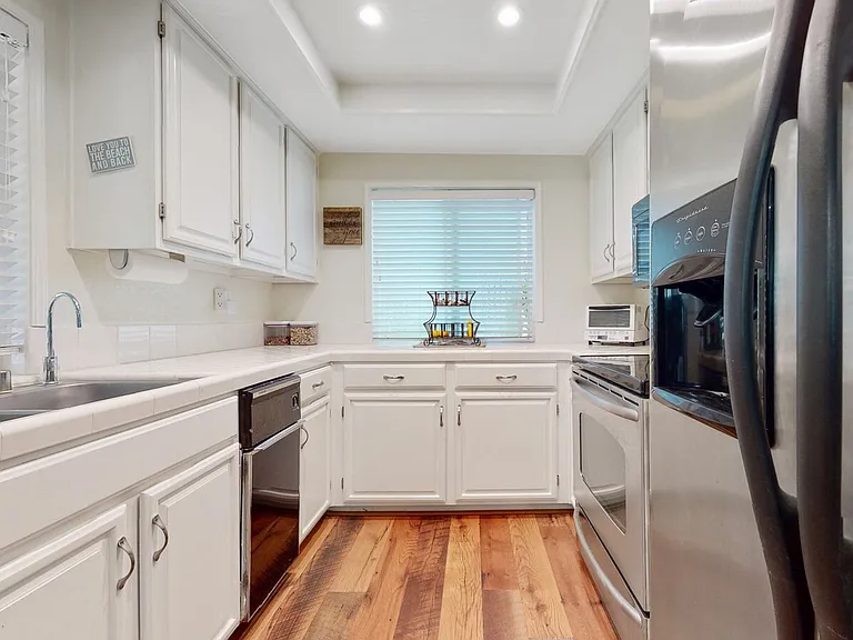 729 Portwalk Pl — Photo 4