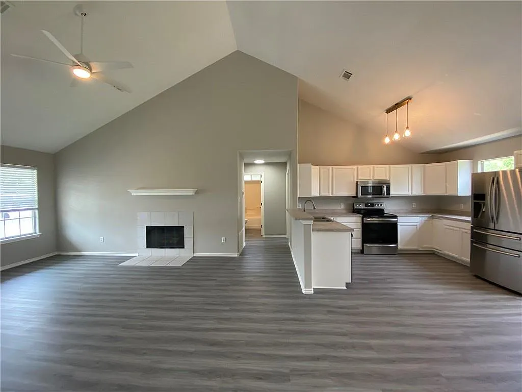 3 bed, 2.0 bath, 1417 sqft, $1,800 — Photo 3