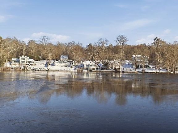 3rd image of 131 Hemlock Shore Rd