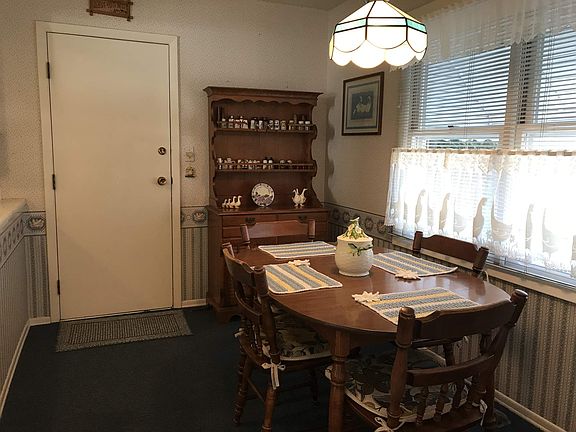 Kitchen Eating Area
