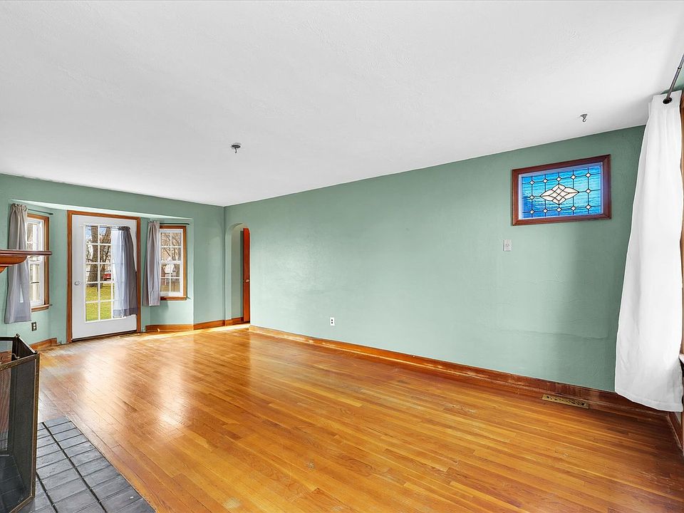 302 N 1st St, Cissna Park, IL 60924 Zillow