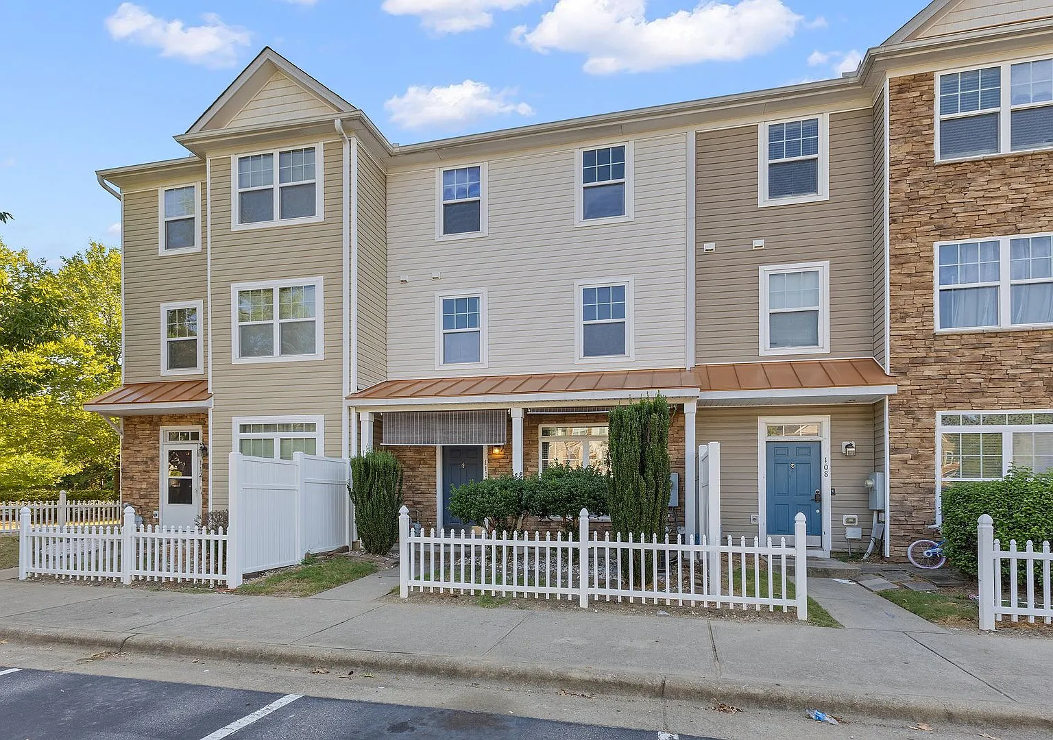 **3bd / 2.5ba Townhome In Prime Location** — Photo 3