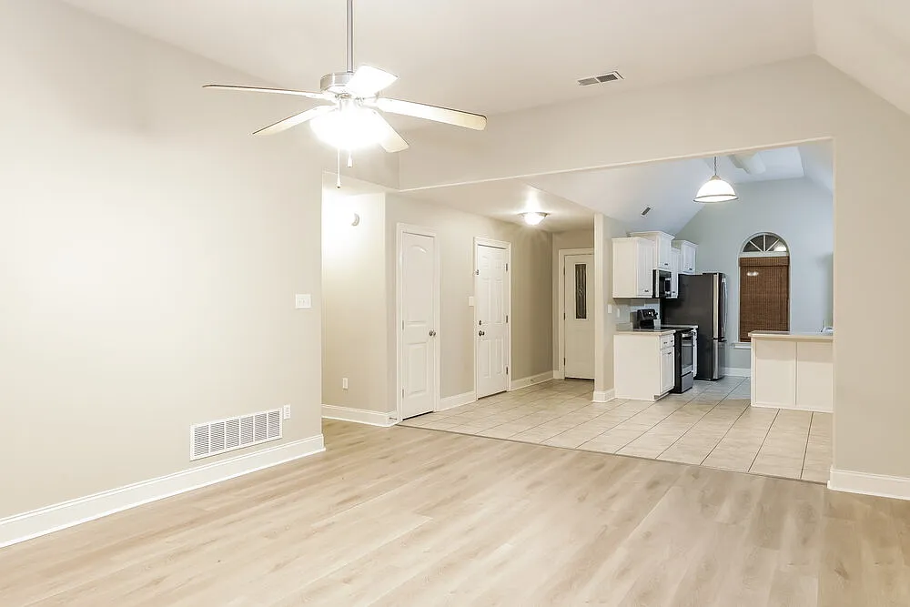 3 bed, 2.0 bath, 1431 sqft, $1,740 — Photo 4