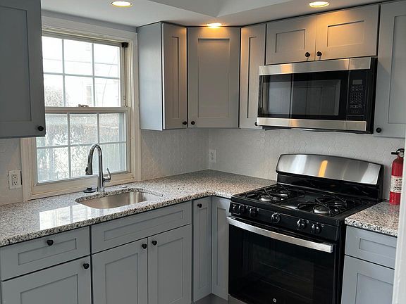 3rd image of 1831 E Clementine St