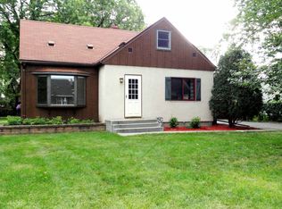 1377 Sandhurst Dr W, Roseville, MN 55113