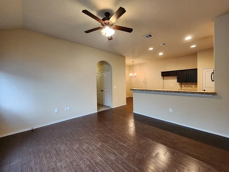712 Creekside Cir — Photo 8