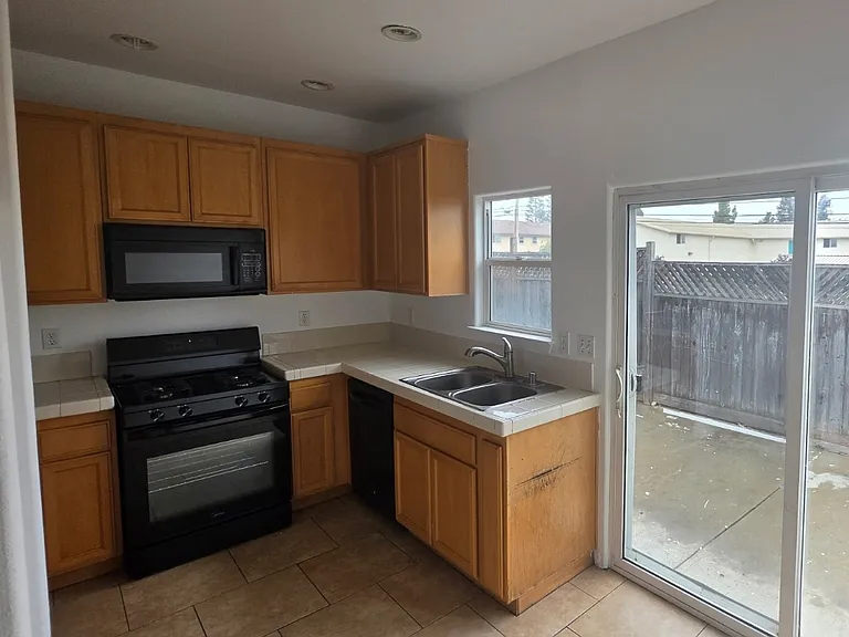 Hayley Ct — Photo 2