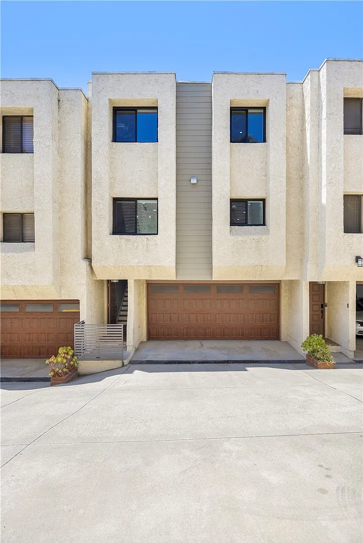 3 bed, 1395 sqft, $3,950 — Photo 2