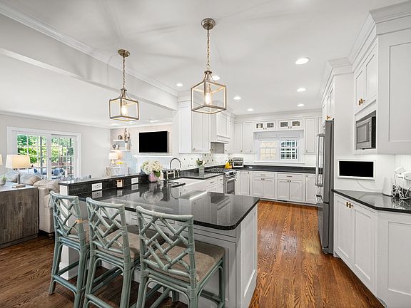 3rd image of 2034 Greenwood Ave