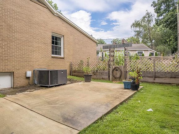 3rd image of 618 Oak Dr NE