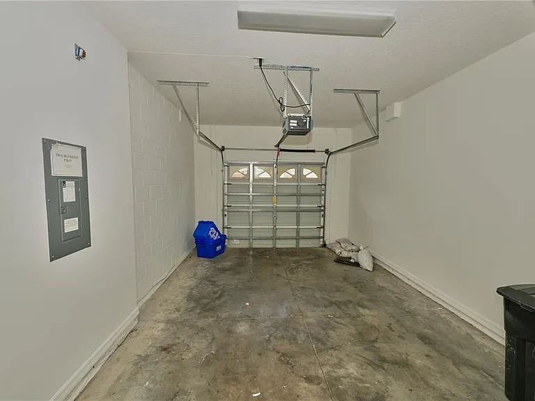2730 Retreat View Cir — Photo 22