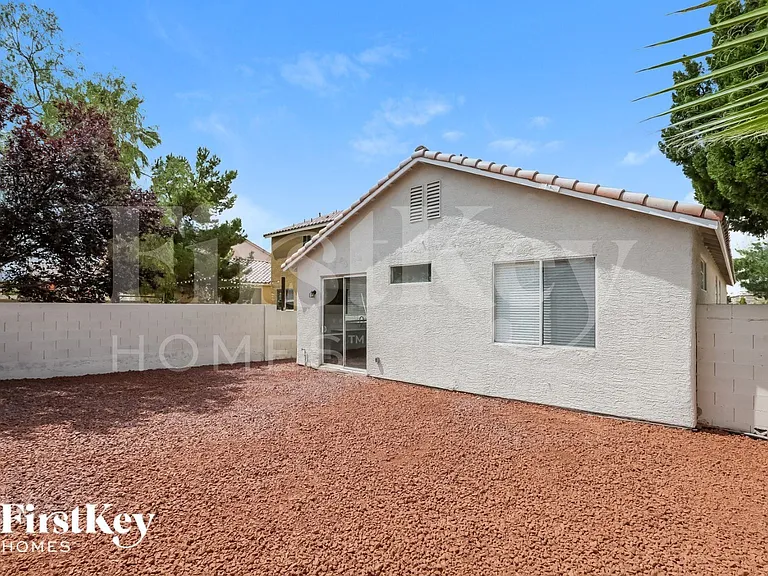 8717 W Rochelle Ave — Photo 15